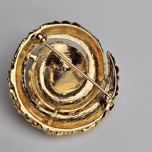 Vtg Gold Tone Crown Trifari Textured Spiral With Large Faux Pearl Brooch Signed - Picture 6 of 10